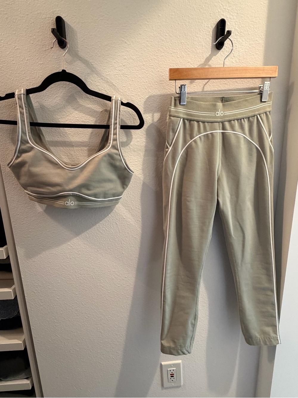 ALO Yoga Limestone Heart Throb SET - bra sz S/leggings sz XS (22” inseam)